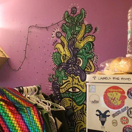 Hostel Outlanders Tribe Split