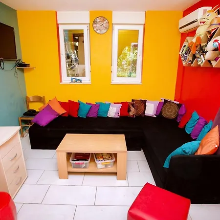 Albergue Outlanders Tribe Split