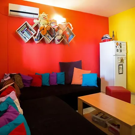 Albergue Outlanders Tribe Split